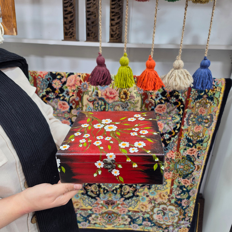 جعبه چوبی قفلدار طراحی شده شکوفه گیلاس 💮زرشکی ۲۰ ×۲۰ ارتفاع ۷ cm