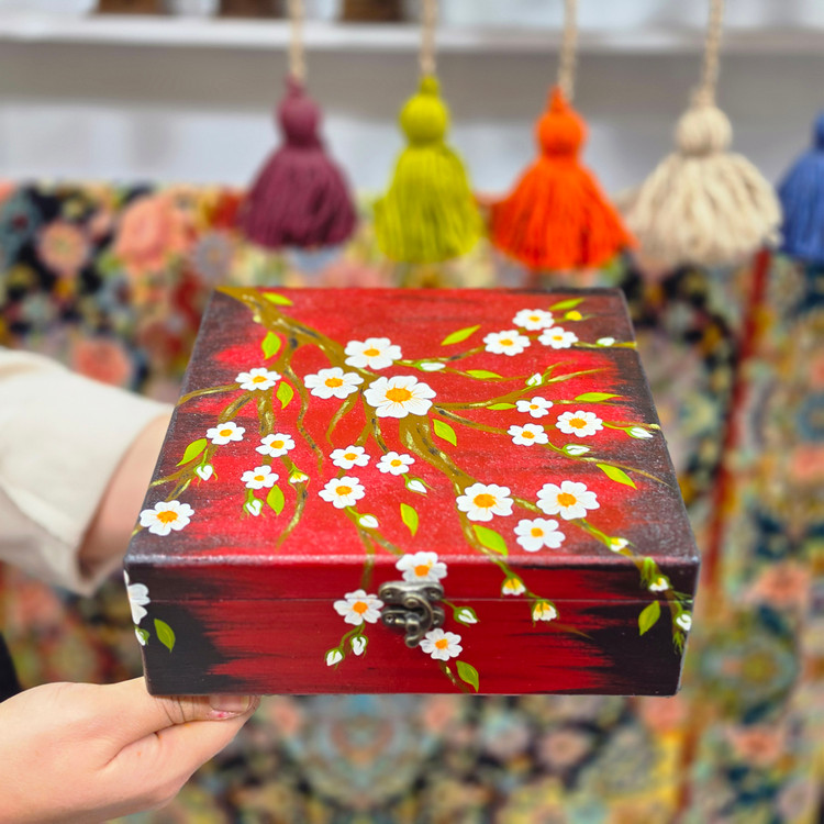 جعبه چوبی قفلدار طراحی شده شکوفه گیلاس 💮زرشکی ۲۰ ×۲۰ ارتفاع ۷ cm