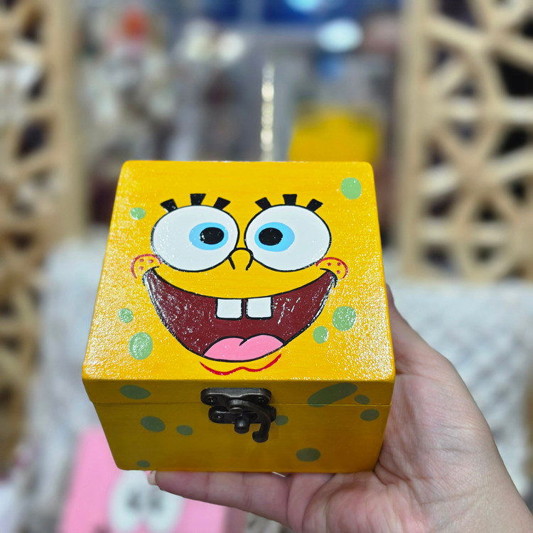 جعبه چوبی قفلدار طرح باب اسفنجی و پاتریک ۱۰×۱۰ سانت ارتفاع ۷cm