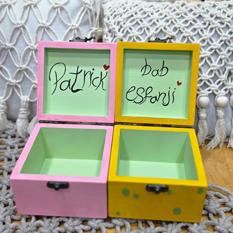 جعبه چوبی قفلدار طرح باب اسفنجی و پاتریک ۱۰×۱۰ سانت ارتفاع ۷cm