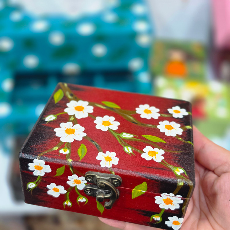 جعبه چوبی قفلدار دخترک طراحی شده ۱۱×۹ سانت ارتفاع ۵ cm