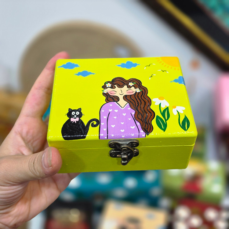 جعبه چوبی قفلدار دخترک طراحی شده ۱۱×۹ سانت ارتفاع ۵ cm