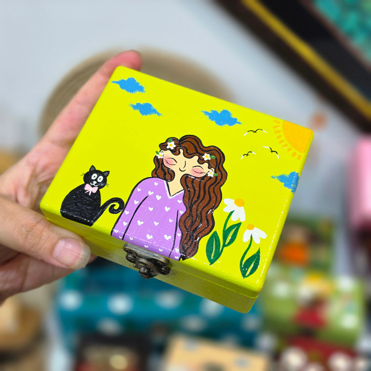 جعبه چوبی قفلدار دخترک طراحی شده ۱۱×۹ سانت ارتفاع ۵ cm