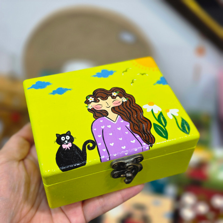 جعبه چوبی قفلدار دخترک طراحی شده ۱۱×۹ سانت ارتفاع ۵ cm