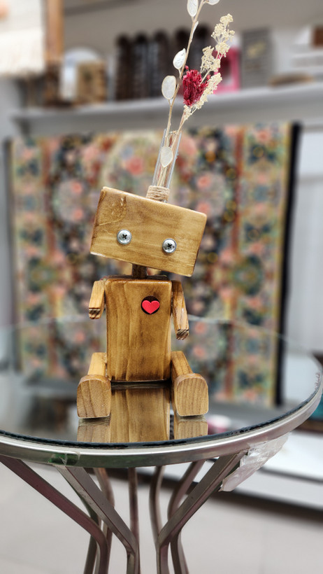 ربات چوبی دستساز همراه با گلدون شیشه ای ارتفاع ۱۵cm