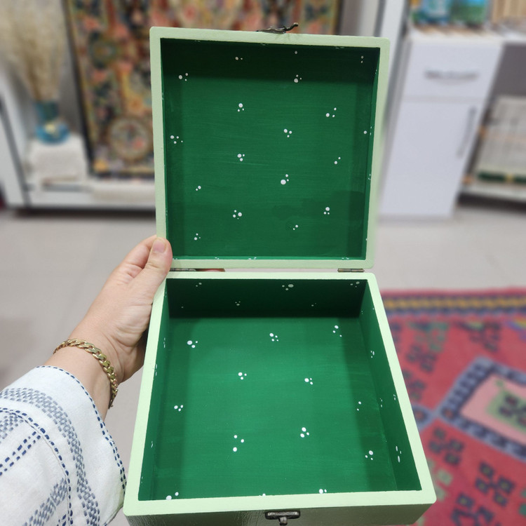 جعبه چوبی دستساز سبز دختر کلاه قرمز | سایز ۲۰ ×۲۰ cm